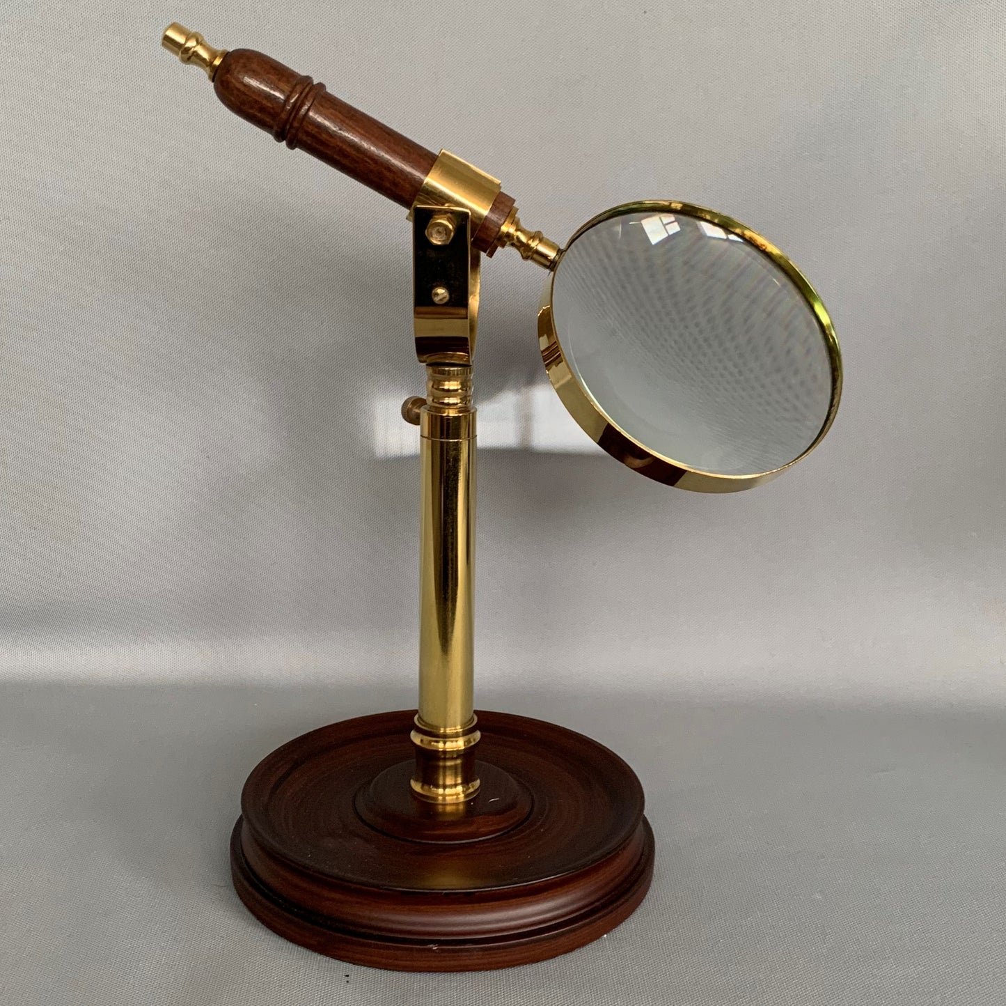 Magnifying Glass - on Stand